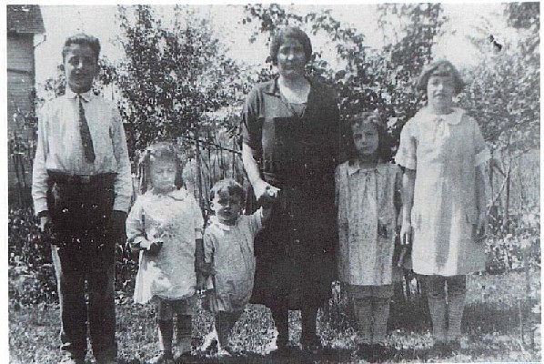 Annunciata Catherina (Costanzo) Ietto & Family around 1927